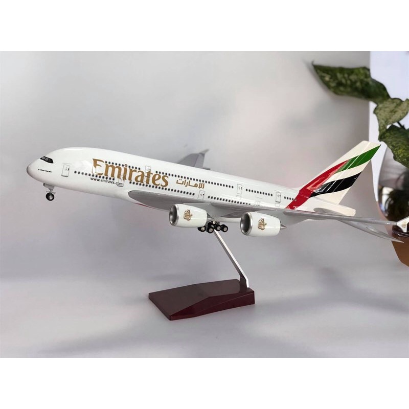 Mô hình máy bay Emirates Airbus A380 LED 47cm có bánh xe và led