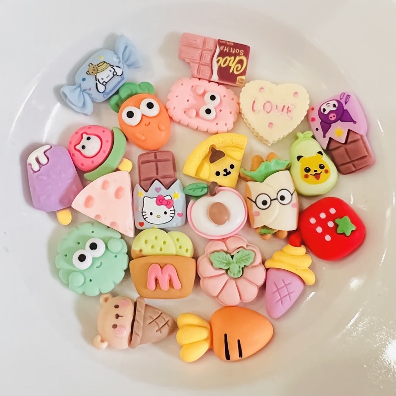 Charm sticker 3D nổi trang trí ốp điện thoại/ gắn bình nước siêu dễ thương ( mẫu ngẫu nhiên)