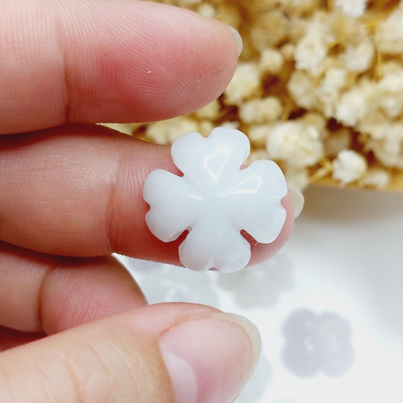 Cỏ bốn lá camthach màu trắng và phớt tím dùng xỏ vòng tay UPCARA