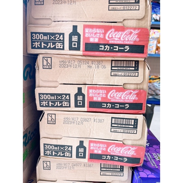Date 12/2023 24 chai Coca Cola nắp vặn Original Taste 300 ml Nhật Bản.