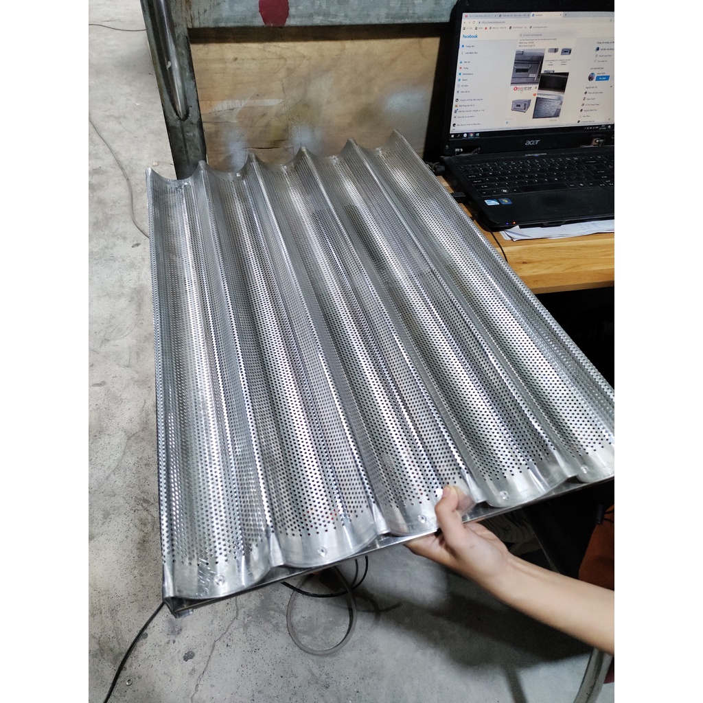 Khay nướng bánh mì từ 5 sóng đến 8 sóng    mâm được làm bằng nhôm dày, khung viền inox chắc chắn