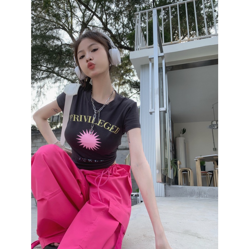 Set áo thun croptop màu đen in họa tiết và quần dài rút dây ống cực rộng màu hồng đậm