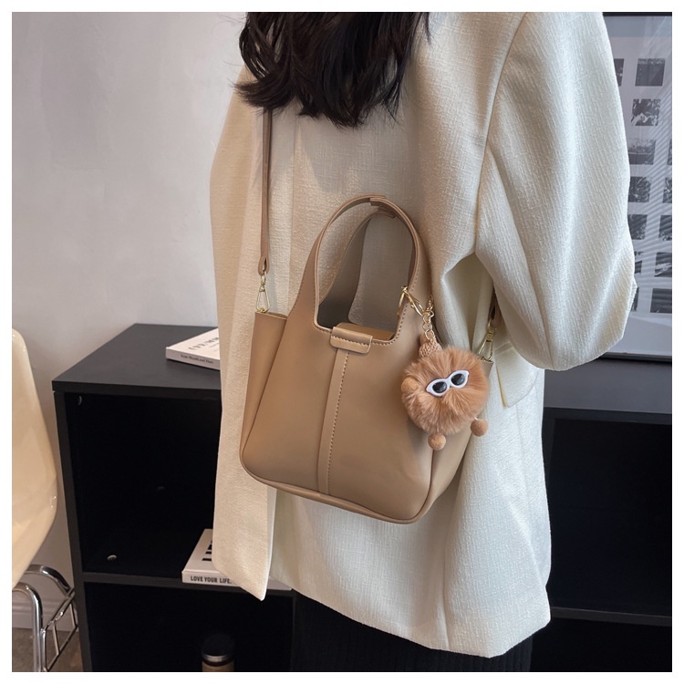 Túi Quái Xách Nữ Có Dây Đeo Chéo Giỏ Nữ Trơn Kèm Thú Bông Siêu Xinh - ViVi