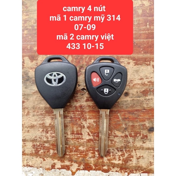 Chìa khoá Toyota Camry 4 nút cài mạch remote trên xe