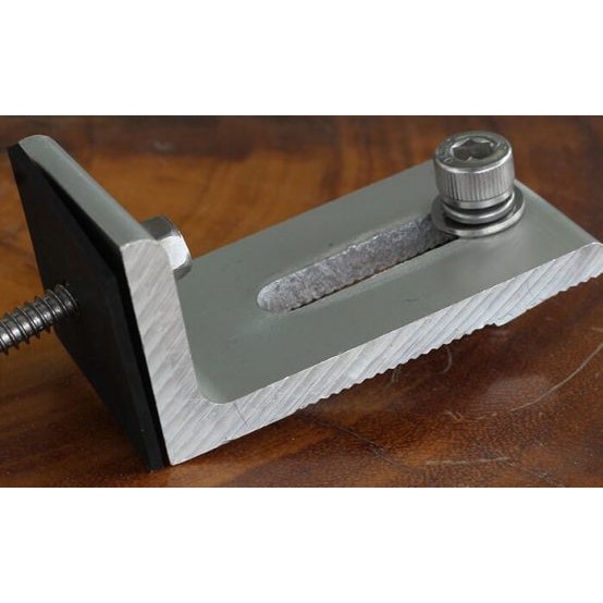 Chân chữ L mái tôn gắn tấm pin mặt trời