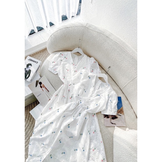 Đầm maxi hoa cổ V đính nút chân váy dài
