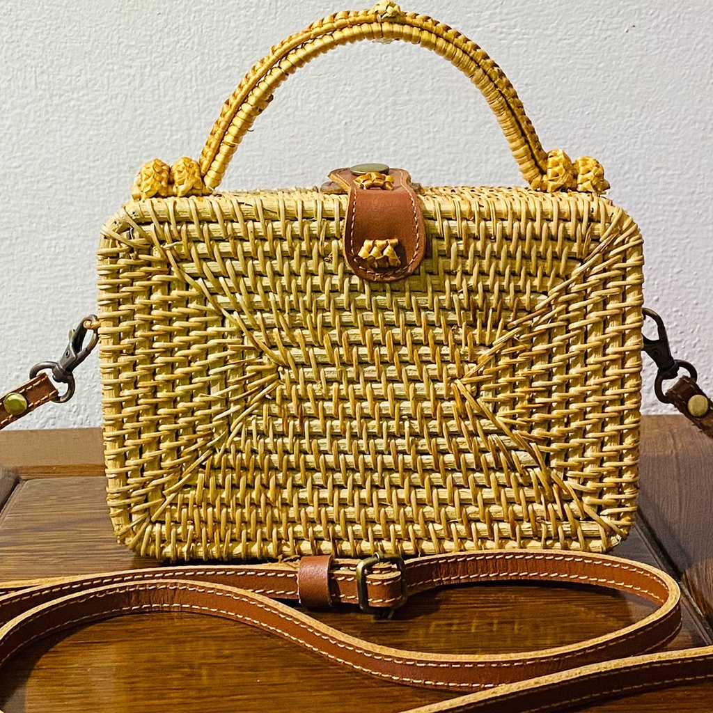 Túi xách mây tre đan, hình chữ nhật, có quai sách, kích thước 19x13h7, khóa bấm