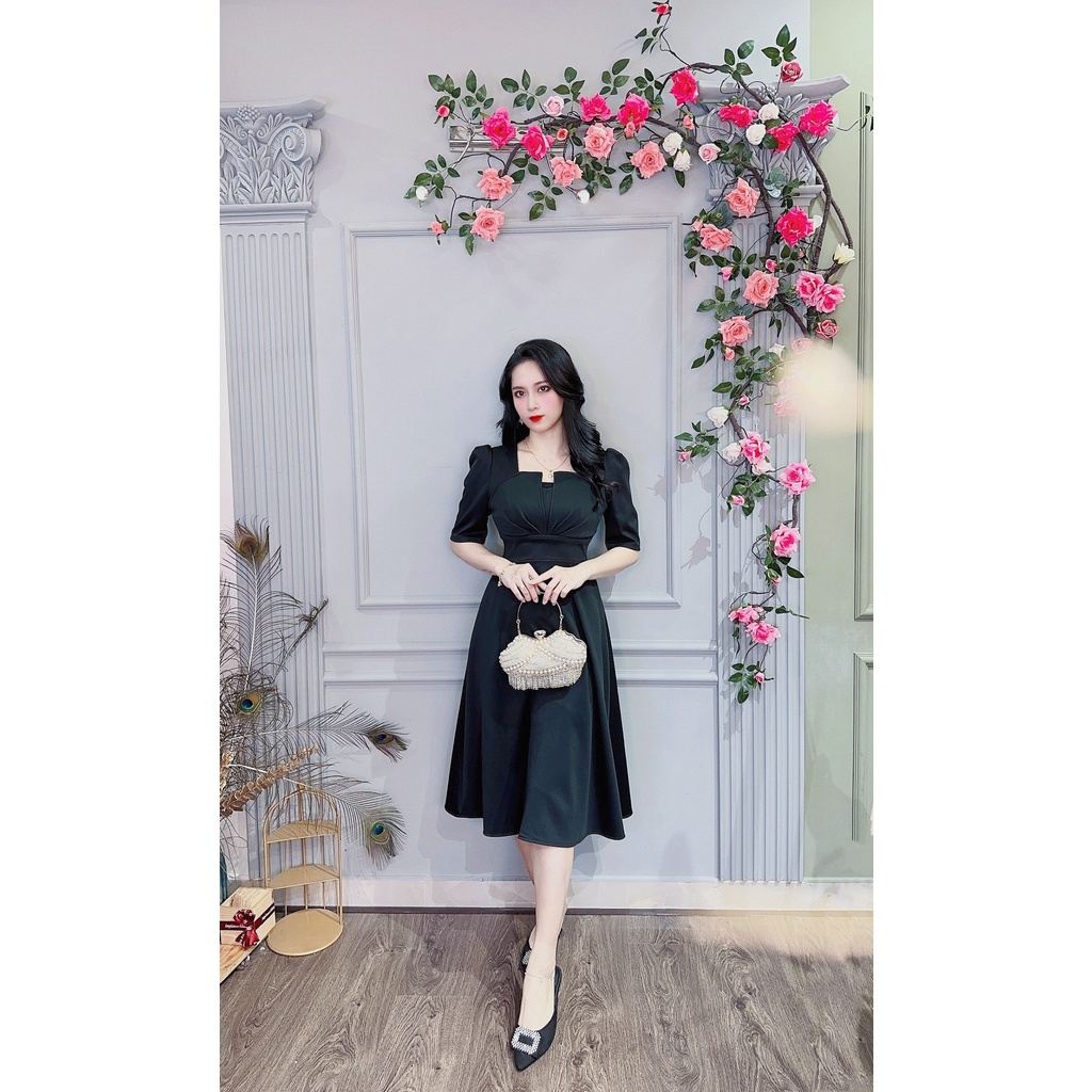 Da1545 . Váy đen xòe. Ngực cách điệu tay phồng. Vải poly co giãn siêu nhiều. Vải dày mềm ko nhăn.