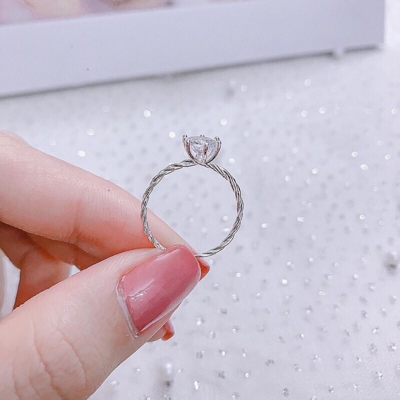 Nhẫn thân xoắn đính đá.bạc ta