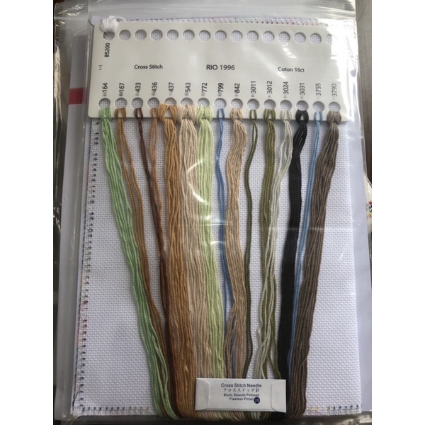 Tranh thêu chữ thập không in con moè bên hoa táo