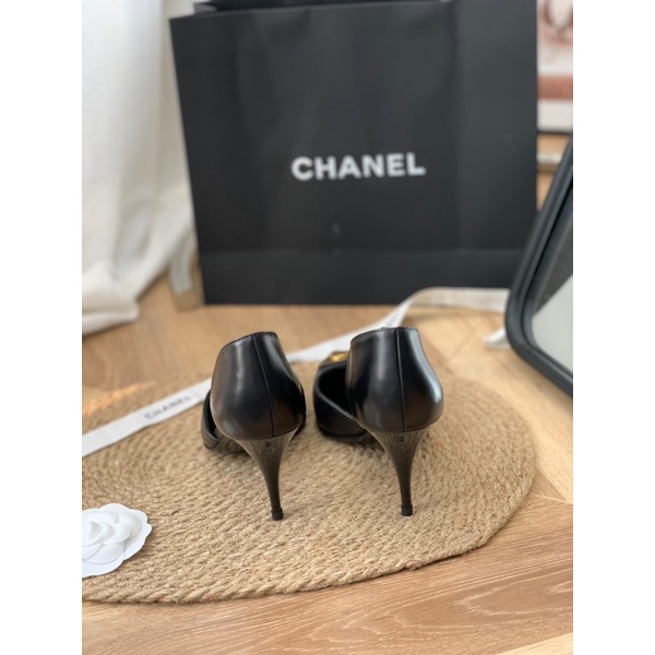 Giày cao gót đen khóa đồng nữ