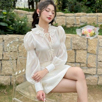 Set áo sơ mi voan tơ thiết kế tay chun bồng gắn hoa tiểu thư, nhẹ nhàng kết hợp chân váy cạp cao dáng ngắn