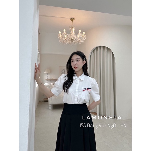 Áo sơ ki trắng cổ sen kèm nơ cài by La Moneta