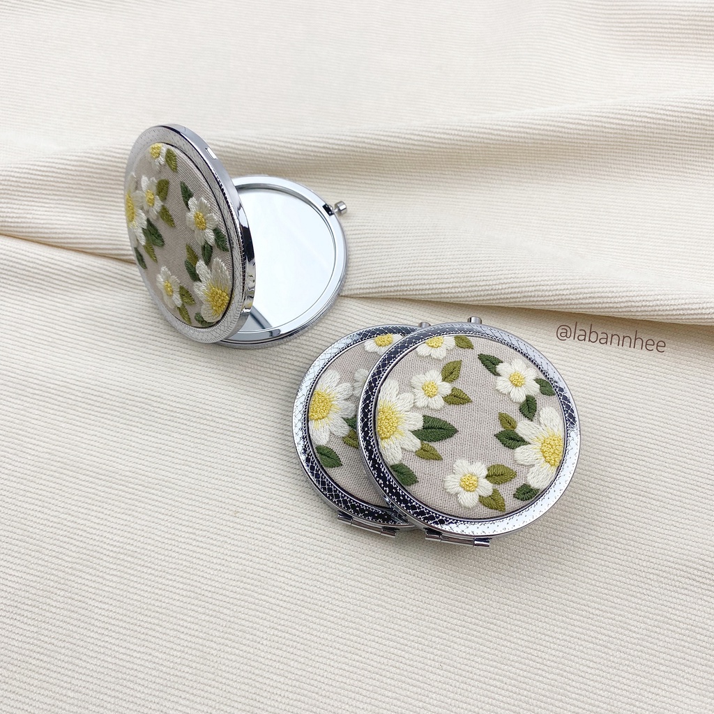 Gương thêu tay mini, gương thêu cầm tay, handmade by LÀ BẠN NHÉ, mẫu MS1 (hoa lá)