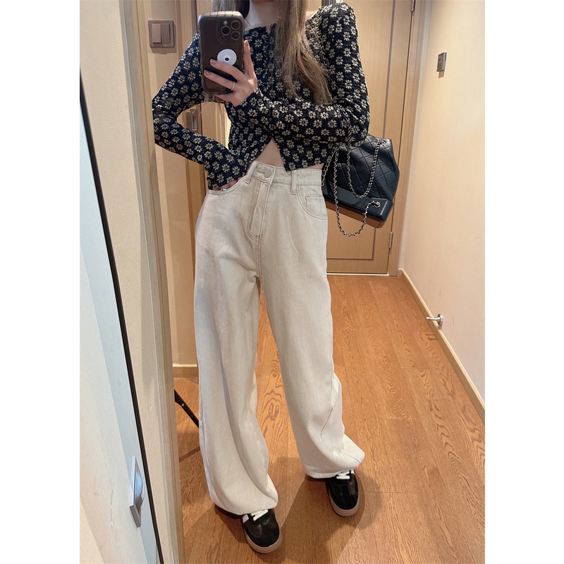 Set áo tay dài đen in hoa nhỏ dáng ngắn và quần jeans xám nhạt