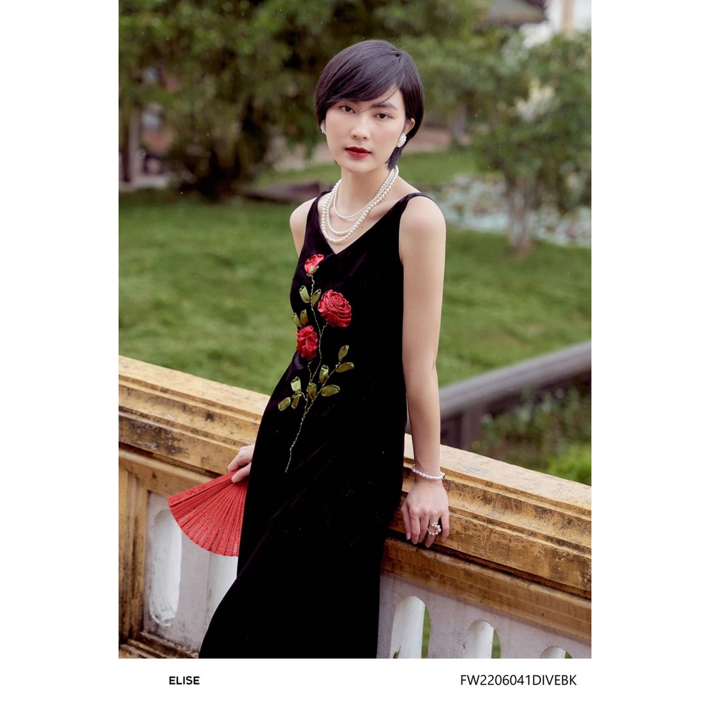 Đầm nhung đen thêu hoa thiết kế Elise FW2206041DIVEBK