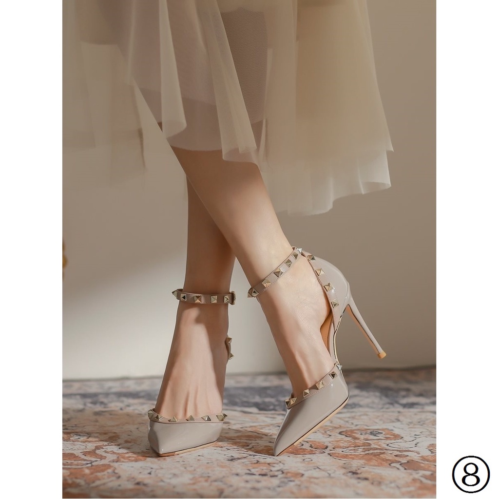 Giày Cao Gót Mũi Nhọn Đính Đinh Tán Phong Cách Mới 2022