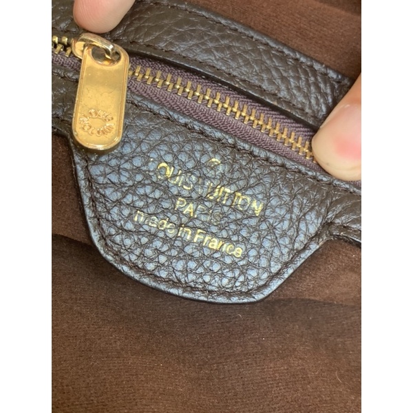 Túi chuẩn si. Túi qua sử dụng. Khách vui lòng xem hình nếu muốn biết thêm thông tin sản phẩm mời khách vô chat . Thanks.