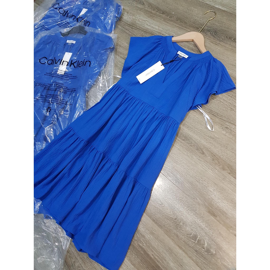 Váy CK màu xanh coban, kiểu tay cánh tiên