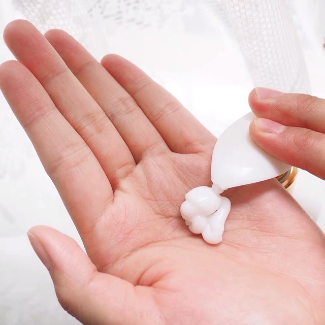 Dưỡng thể siêu trắng da OLAY B3+ Vitamin C Optic Glow - Chai 250ML