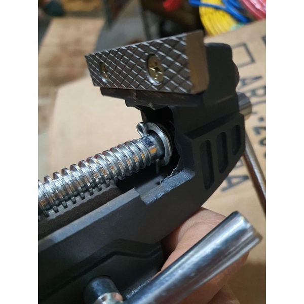 INGCO	Ê tô bàn 60mm HBV082