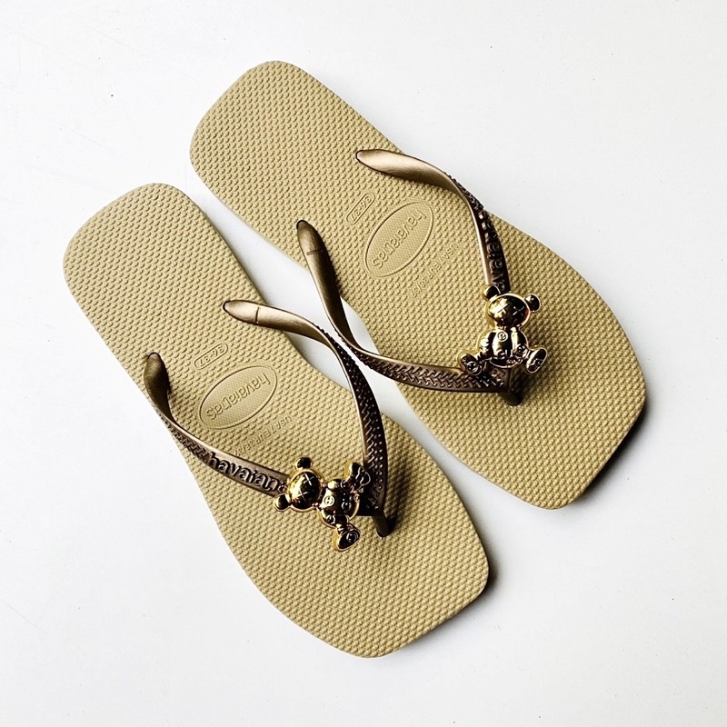 Dép kẹp xỏ ngón nữ đính charm gấu Bear thời trang cá tính, đế cao su bền bỉ êm ái nhiều màu lựa chọn.