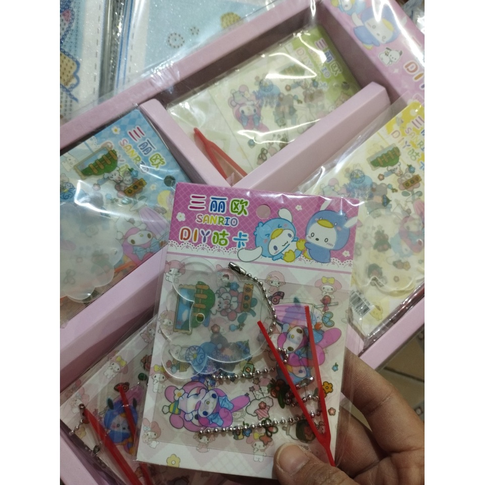 Set 2 Móc Khóa Acrylic tự làm kèm sticker DIY, Móc Khóa Nhựa Tự Làm Chống Thấm Nước