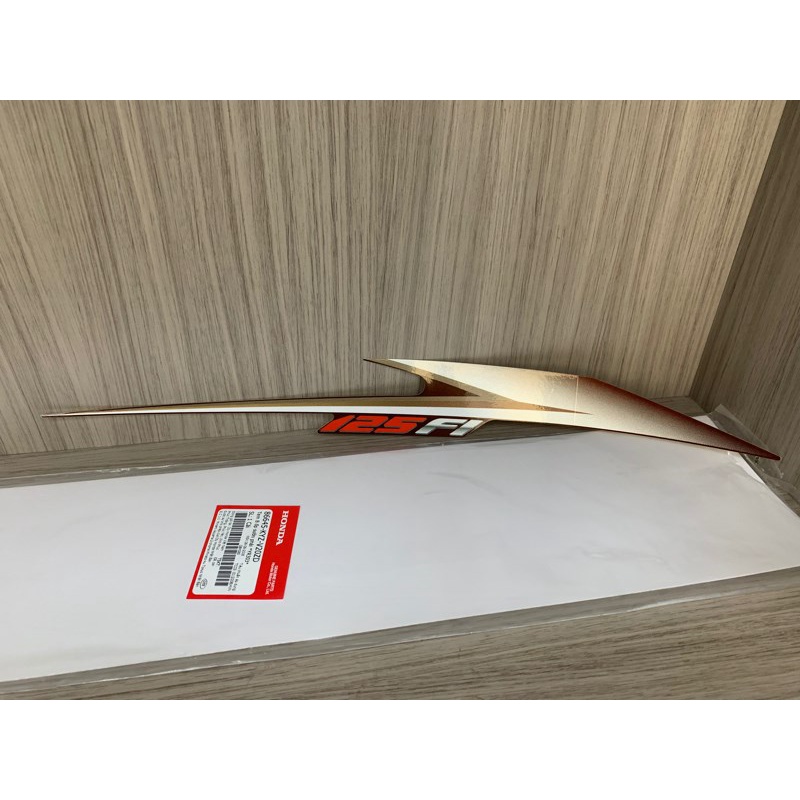 Tem sườn Fu 125 Fi Nâu dưới đời 13 Phải ( xe Nâu Vàng Đồng ) ( 1 lá )