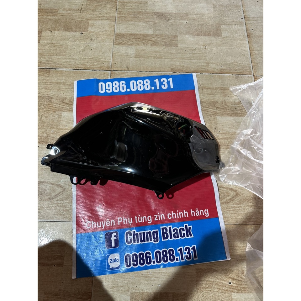 Ốp bình xăng trái R15V4 đen bóng zin chính hãng yamaha