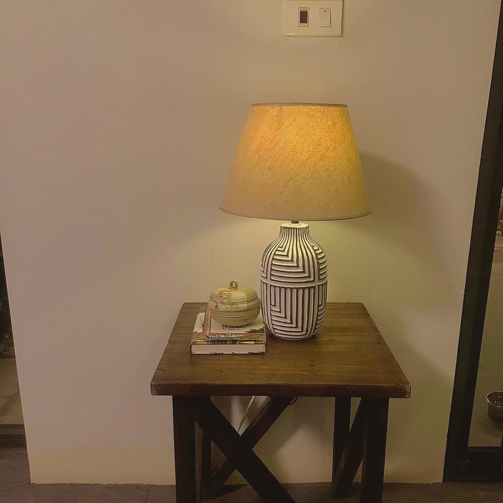 Đèn bàn phòng khách LART DBG021 thân trắng viền họa tiết đen sang trọng cho phòng ngủ phòng dưới 20m2