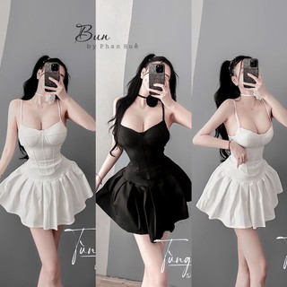 Set trang phục áo hai dây cúp ngực và chân váy xếp ly kèm choker hoa