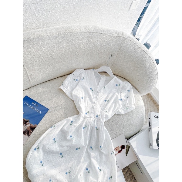 Đầm maxi hoa cổ V đính nút chân váy dài