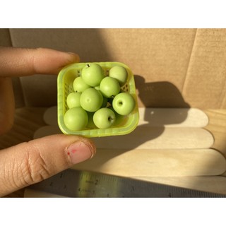 Mô hình táo xanh mini cho nhà búp bê từ đất sét tỉ lệ 1/6