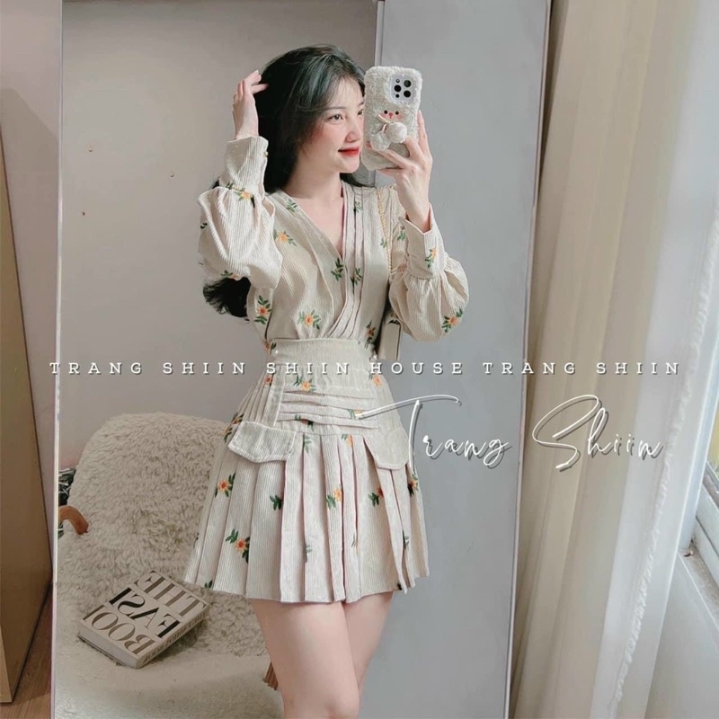 Set hoa gồm áo cổ V kiểu tay dài kèm chân váy xếp li túi kiểu dáng xoè ngắn freesize Tavi