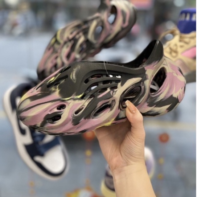 Sục hè Foam Runner carbon màu mới