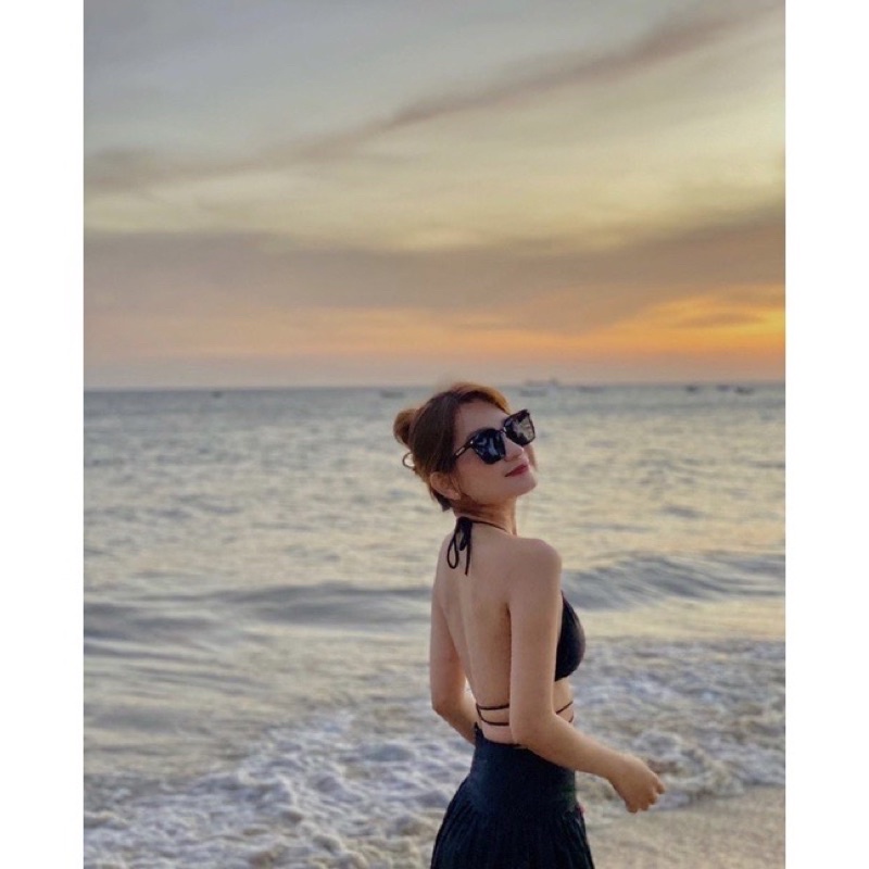 Set áo bra bikini kèm chân váy đen và áo croptop