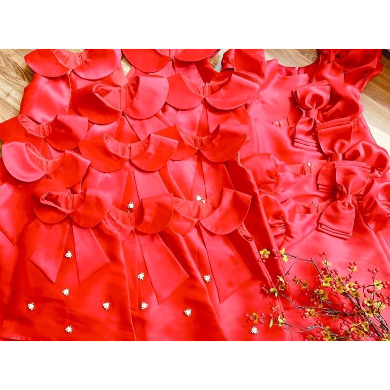 Đầm bé kết hạt trai