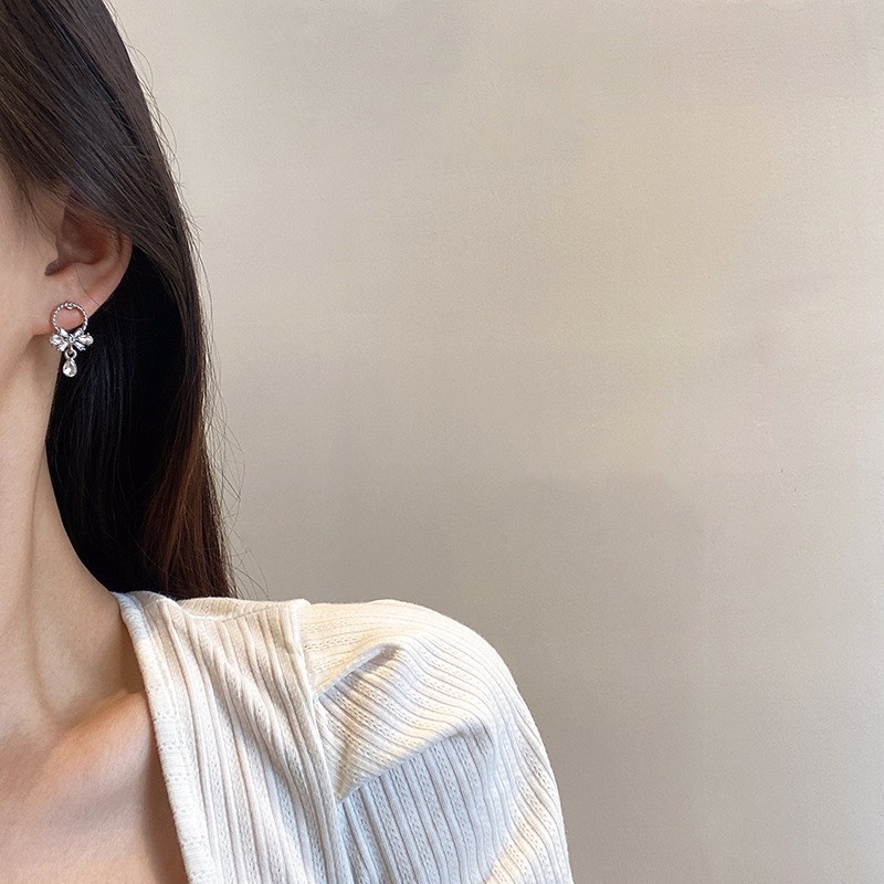 Bông tai đính đá trắng xinh xắn