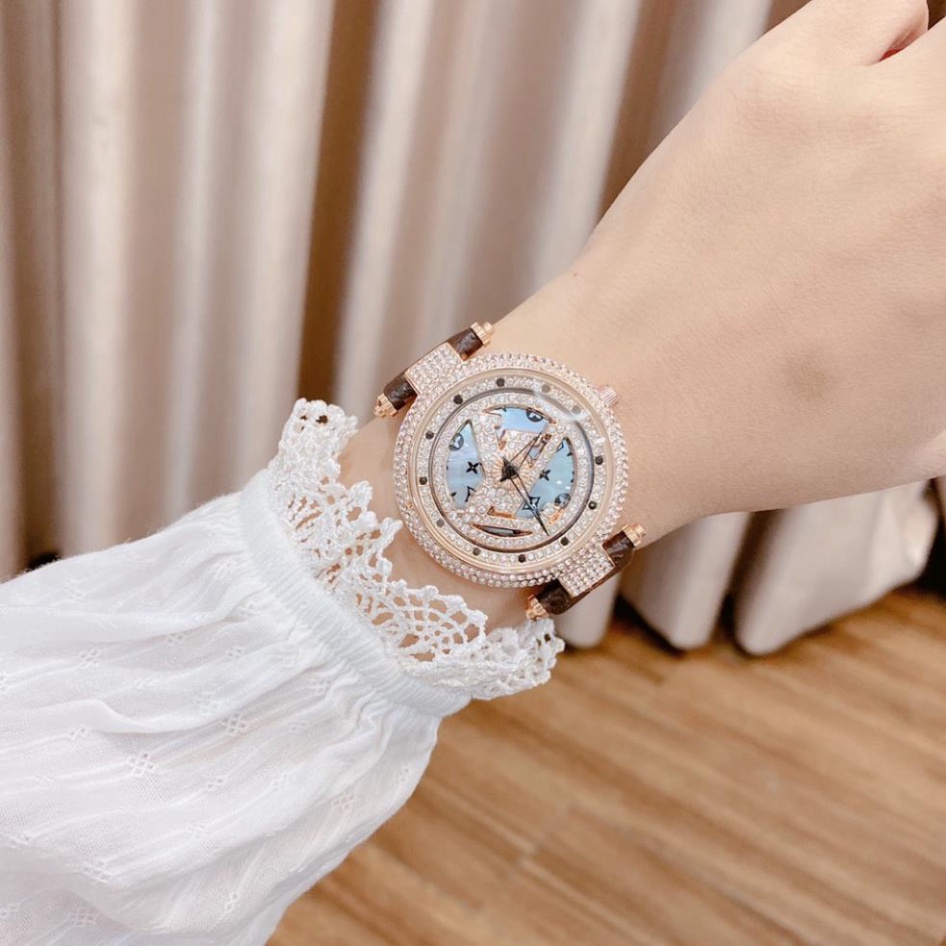 Đồng hồ nữ LV mặt xoay, đính đá, dây da có hoa văn size 34mm, bảo hành 12 tháng