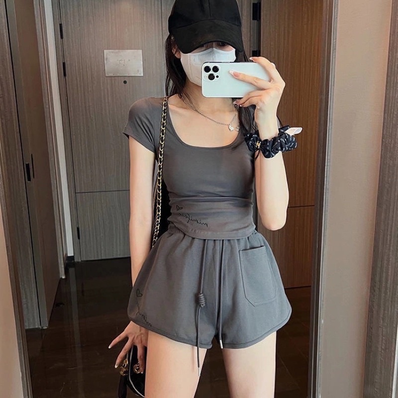 Bộ 2 chi tiết gồm áo thun croptop + quần sooc cạp chun, set thể thao năng động phong cách thoải mái