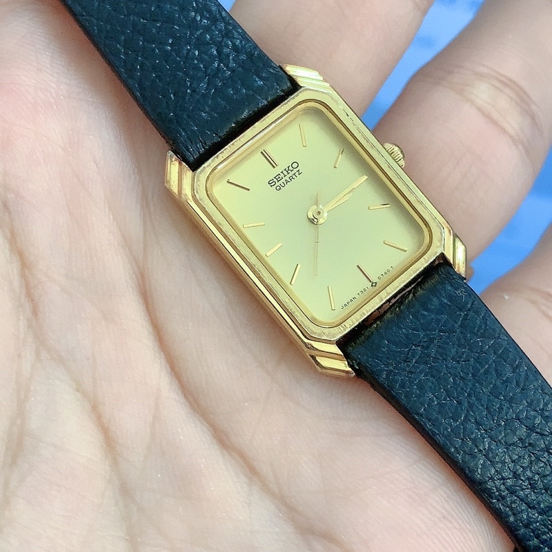 Đồng hồ si nữ hiệu Seiko, mặt chữ nhật, dây da đen