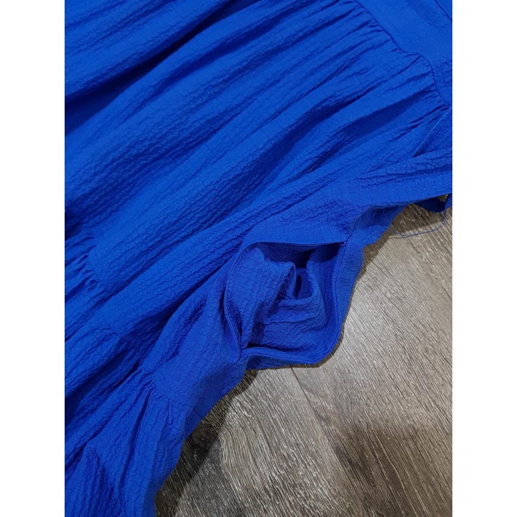 Váy CK màu xanh coban, kiểu tay cánh tiên