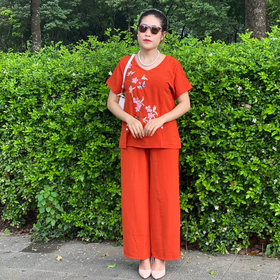 Đồ bộ cho mẹ mặc nhà trung niên, bộ đũi trung niên nữ thêu hoa, quần dài ống rộng cao cấp. CĐ