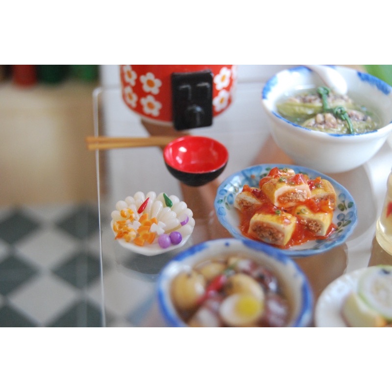 Mô hình cà chua sốt cà thu nhỏ bằng đất sét