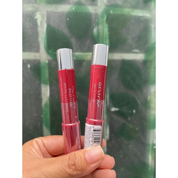 Son Sáp Bút chì Revlon Colorburst Balm Stain Adore 055. Màu đỏ nâu