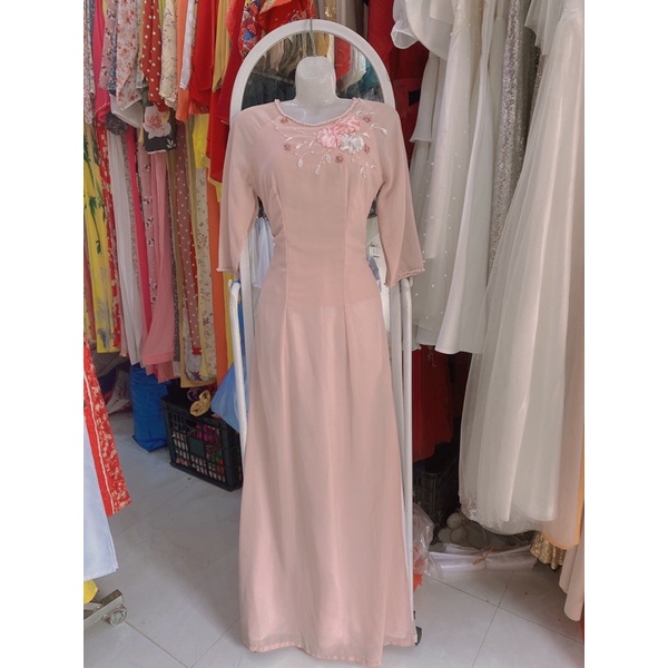 H06 Áo dài lụa hồng thêu ruy băng ngực 4 tà