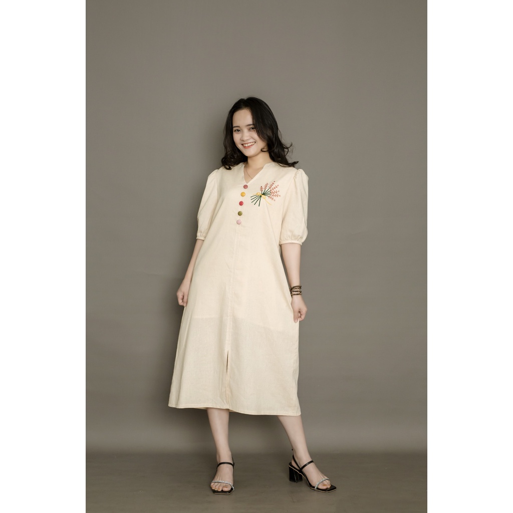 Đầm Linen thiết kế thêu hoa