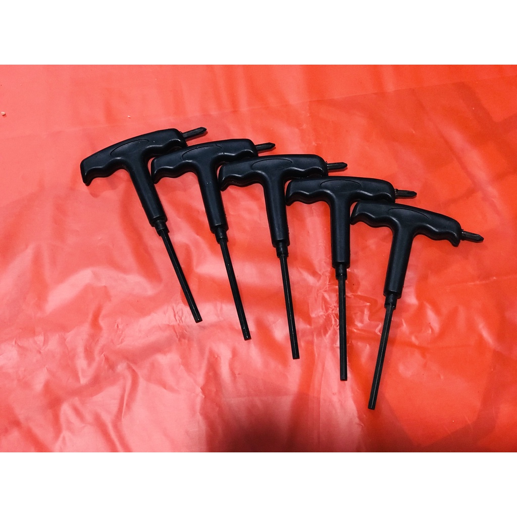 Dụng cụ tháo lắp bánh xe patin