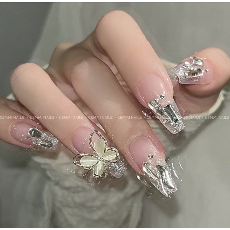 Nailbox thiết kế móng úp charm đá siêu sáng