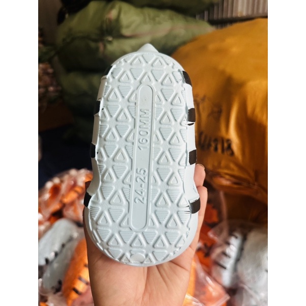 Dép sục hình con ong cho bé có quai hậu dễ thương đế chaos eva siêu nhẹ